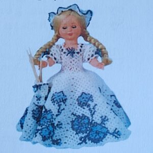 Enkelmönster 1985024 Docka 17cm i 9/0  m/blå blommor