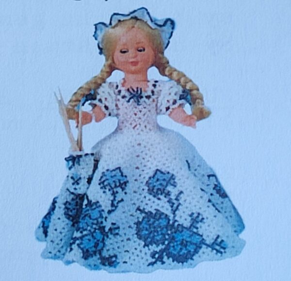 Enkelmönster 1985024 Docka 17cm i 9/0  m/blå blommor